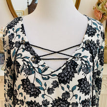 Load image into Gallery viewer, Simply Noelle Lotus Flower Top in White/Teal