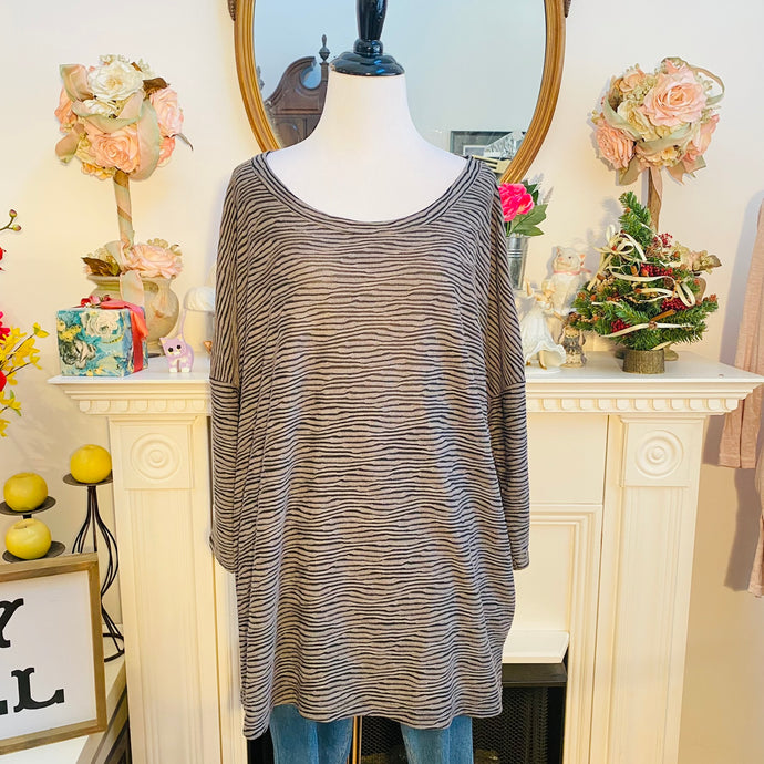 Simply Noelle Textured Slub Pocket Top Black
