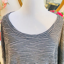 Load image into Gallery viewer, Simply Noelle Textured Slub Pocket Top Black
