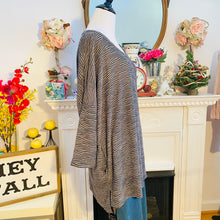 Load image into Gallery viewer, Simply Noelle Textured Slub Pocket Top Black
